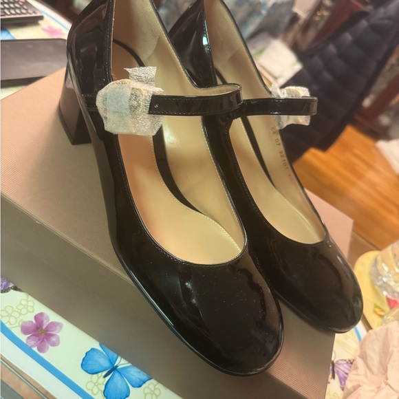 Gianvito Rossi Black and Gold Elegant Heels